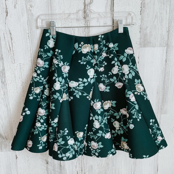 LC Lauren Conrad Dresses & Skirts - 🥀~  Lauren Conrad Runway Green Floral Skirt Size 2 ~ 🥀